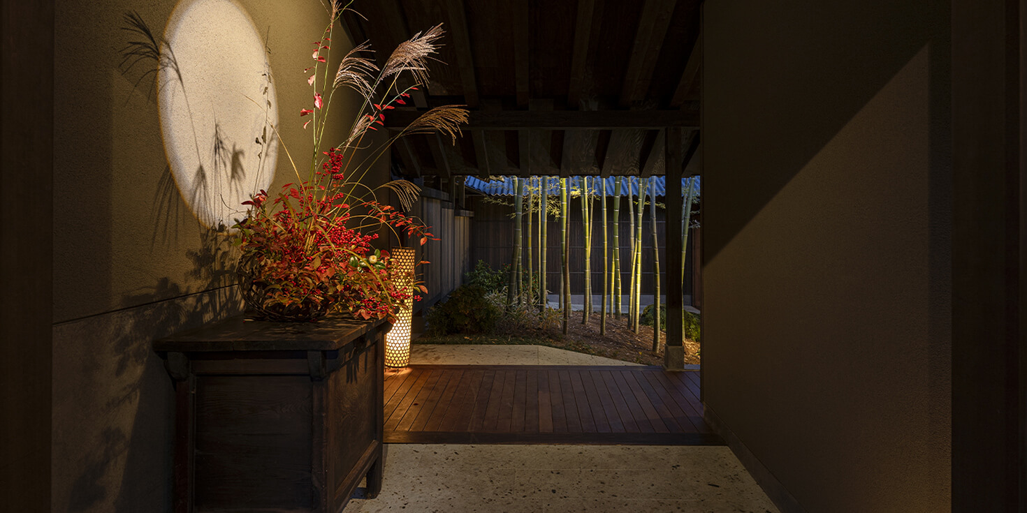 風姿玄関には、季節ごとの生花が飾られています